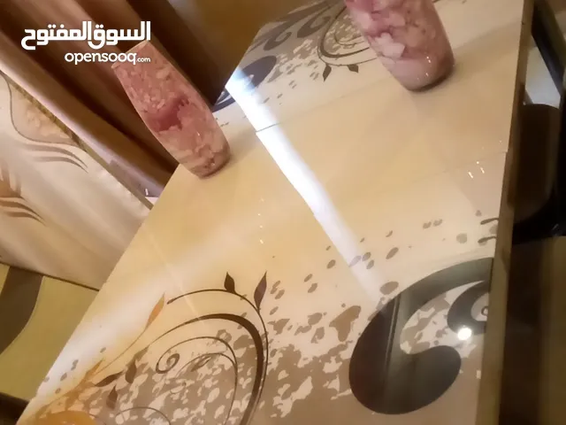 طاولة سفرة مع اربع كراسي الكراسي بحاجه الى صيانه