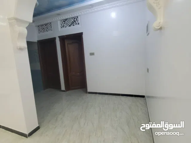 بيت مستقل مكون من ثلاث غرف وحمامين ومجلس وحوش سياره خلف سواق الهندونه