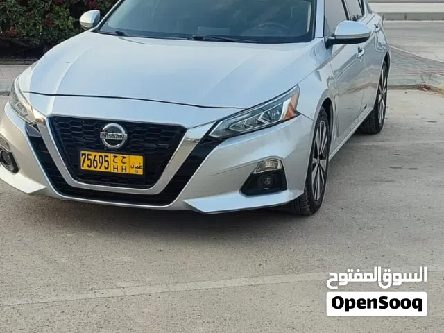 للبيع  نيسان ألتيما2021 – فئة SV  لون فضي انيق