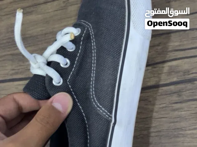 حذاء لون رمادي للبيع مستعمل يوم واحد فقط