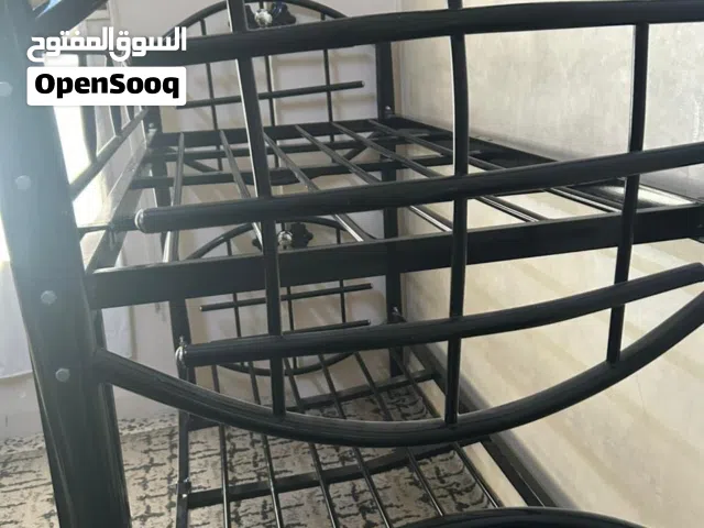 تخت حديد مكون من طابقين