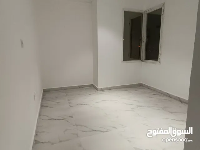 استديو للايجار بميدان حولي قطعة 11 قرب الخدمات مدخل ومخرج سهل