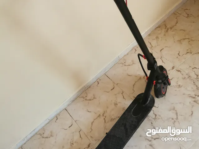 سكوتر كهربائي جيد جداً ما يشكي من شي بس الكفر مال العداد مكسور يمشيك 25 كيلو