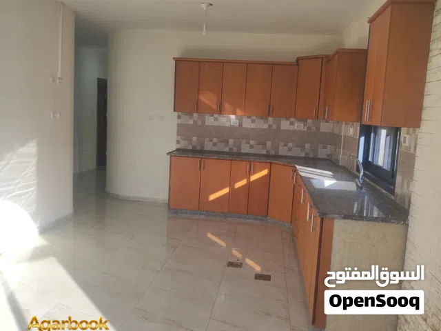شقة فارغة للايجار خلف المحافظة في ام الشرايط