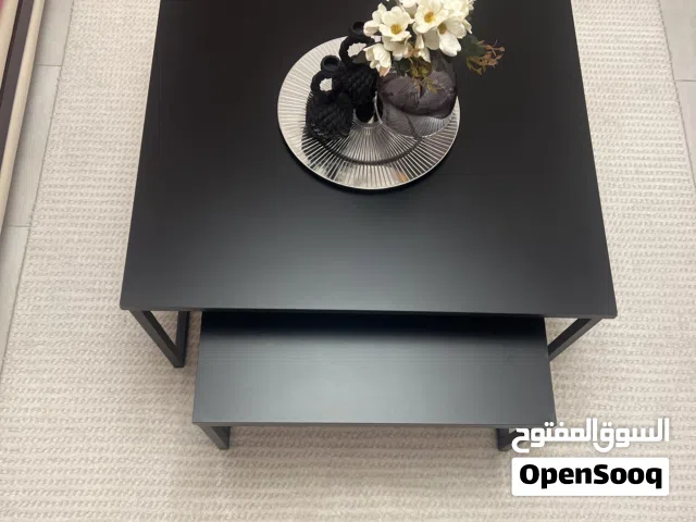 طاولات وسط بداخل بعض لون اسود بحالة الجديد