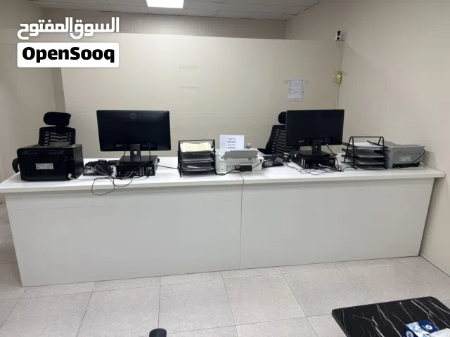 طاولة مكتبيه تفصيل جميلة الشكل وواسعة وبها ادراج