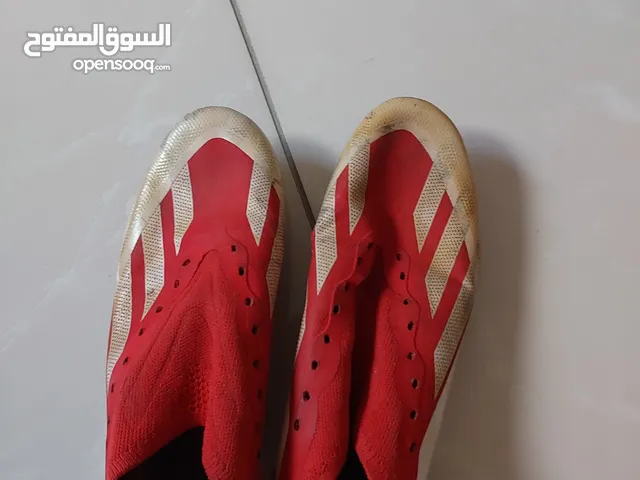 جوتي كورة اديداس اللون الاحمر