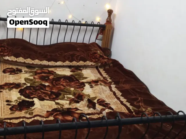 للبيع مع الفرشه 50 قابل للتفاوض  الفرشه ريم و تخت حديد وخشب زان ثقيل