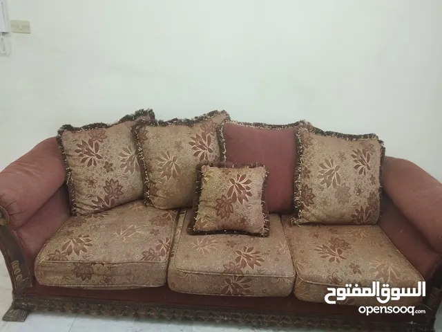 طقم كنب مع طاولات مستعمل بحالة جيدة جدا