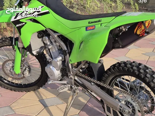 للبيع كوزاكي 2024 300cc ممشاها 30 ساعه دراجه في حاله الوكاله و عليها قزوز fmf و ليتات صفرا