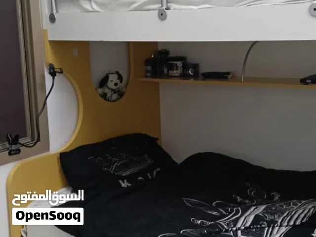 تخت او سرير في ثلاث محلات للنوم ظرفه تنفتح تحت وفوق واعلى الشيء فوق ثلاث طوابق وشبه جديد واصلي نوعيه