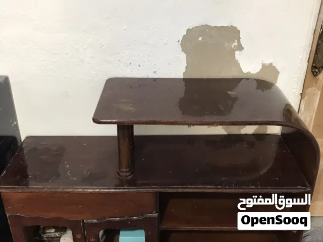 طاولة خشبية
