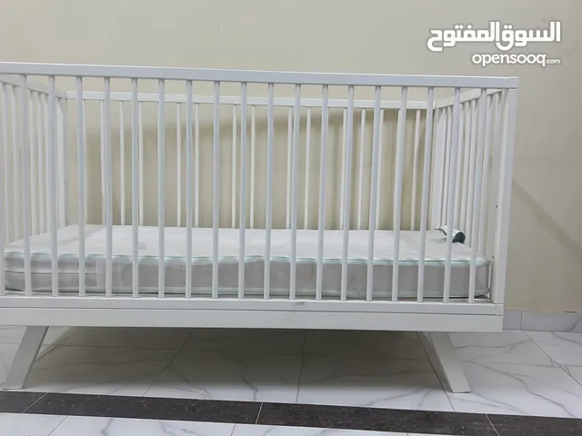 سرير ومرتبه اطفال مده سنه شبه جدي ح