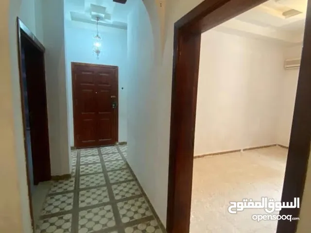 شقه.  11. يوليو.  طريق. 16.  ايجار. 1650 دينار.