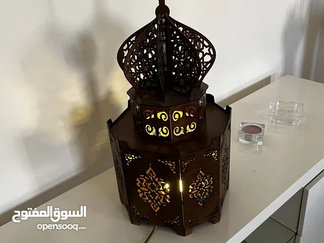 اضاءة ع شكل مسجد صناعة يدوية من الخشب لون بني بالاضافة الى تيبل لامب حجم صغير عدد 2 لون بني