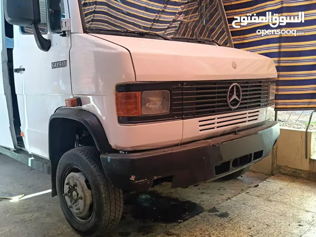 باص فان مرسيدس بحالة جيدة جدا للبيع