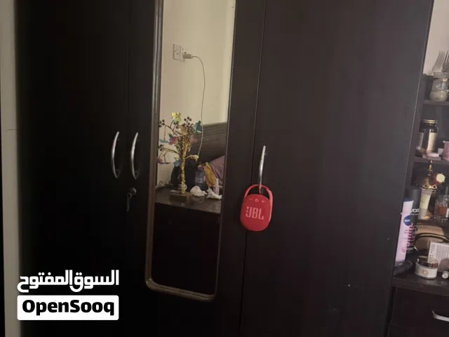 خزانة ملابس و سرير في حالة جيدة