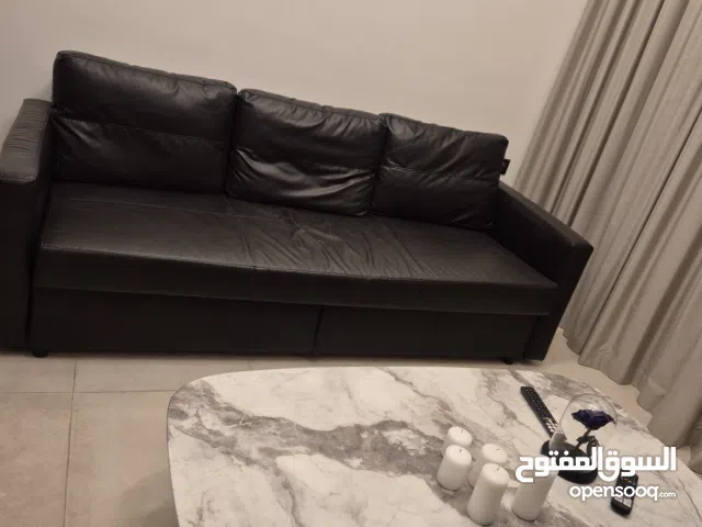 كنبة جلد مع طاولة رخام Leather Sofa + Coffee Table – Excellent Condition