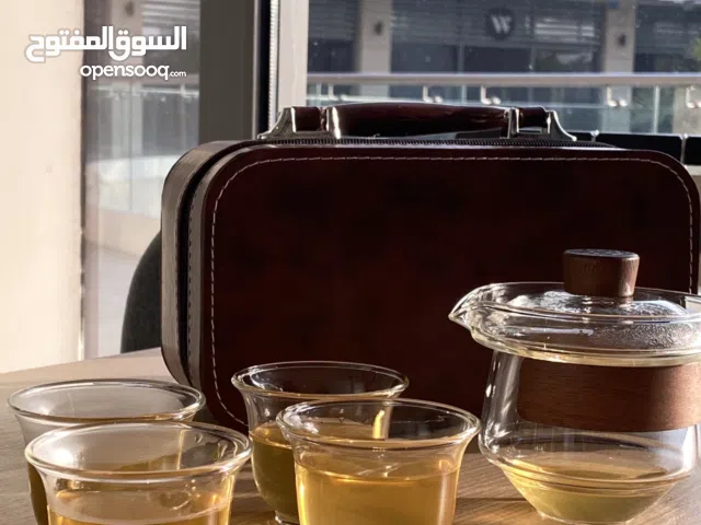 قوري شفاف أنيق مع يد خشبية لمسة طبيعية، يأتي مع أربع فناجين زجاجية تعكس صفاء الشاي وجمال لونه.