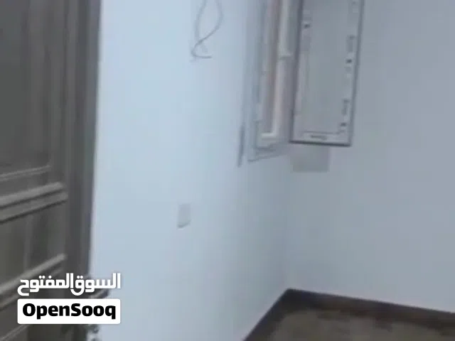 شقة تجارية تحتوي علي اربع غرف ومطبخ واثنان حمامات عين زارة علي رئيسي فيديو الشقة علي واتساب