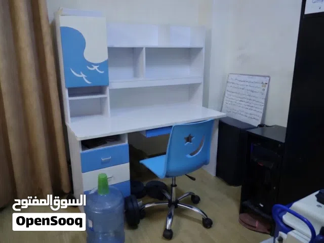 طاولة كمبيوتر ومكتبة مع كرسي - طقم فاخر وعالي الجودة