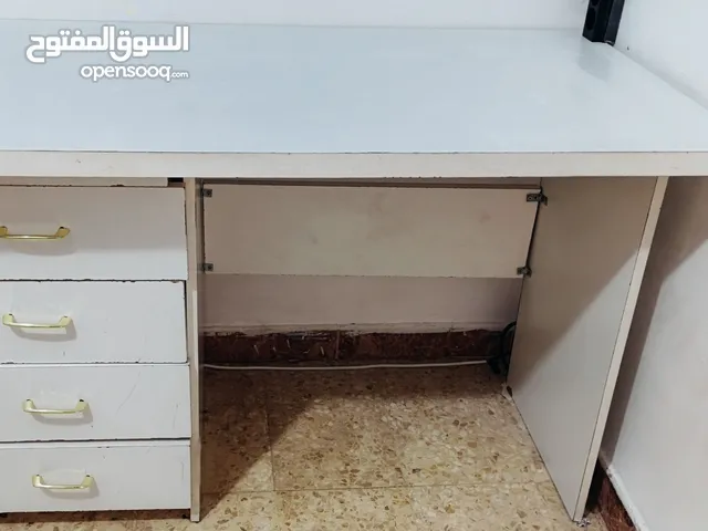طاوله مكتبيه بحالة الوكالة