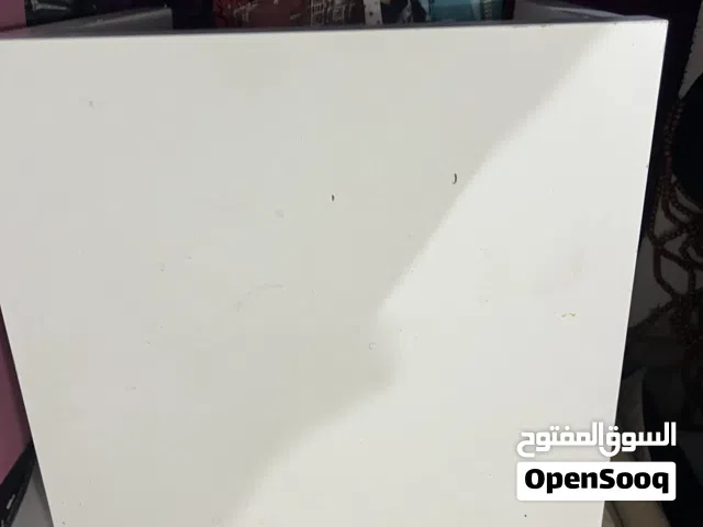 طاوله  بيضاء