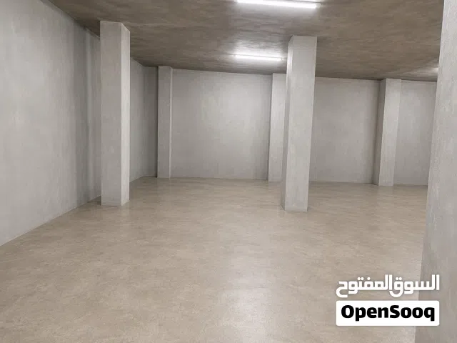 مستودع كبير للإيجار