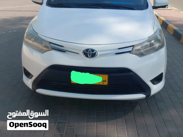 سيارة تويوتا يارس موديل 2014 للبيع - لون أبيض، صالون، مرخصة، بدون اي مشاكل نظيفه من الاخر