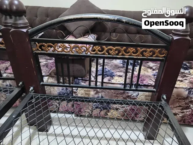 للبيع سريرين بحالة جيدة احد السراير به فك بسيط يحتاج لحام فقط