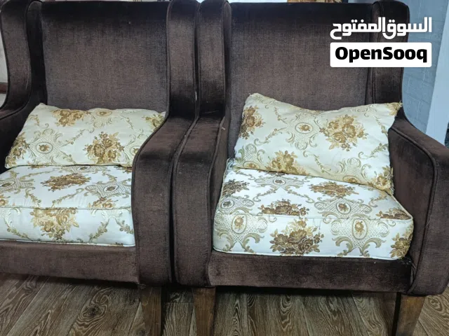 طقم كنب مع طاوله للبيع
