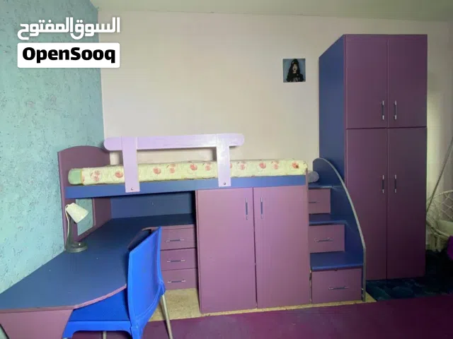 تخت عدد اثنين مرتبات من عمر صغير للكبير حجمهم 190*90 بحاله ممتازه تفصيل اصلي ومعهم خزانه حجم منيح