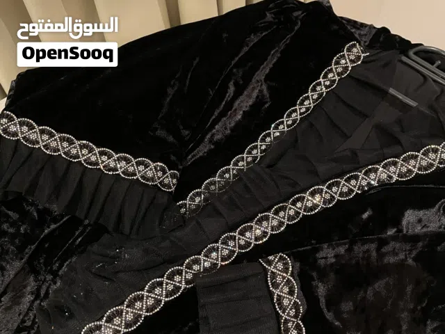 عباية مخمل فاخرة سواد فاحم بتطريز كريستال راقي مميز