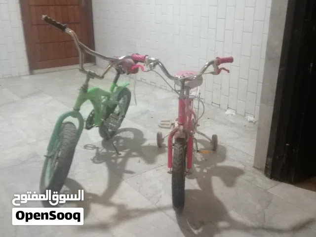 دراجتين بناتي وولادي بسعر حصري وفخم الدراجة الخضراء الكرسي فيها خربان والدراجة الوردية الجنزير خربان