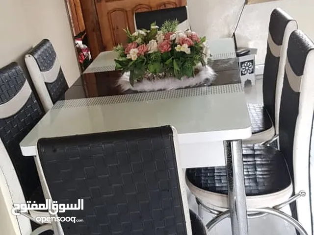 طاوله طعام مستعمل نظيف جدا