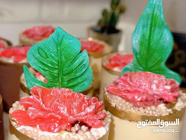 صانعه حلويات نخدم في تورتات وحلويات يمكن تنفيذ اي شكل يحبه الزبون والألوان والديكورات كله حسب الطلب