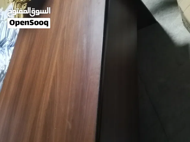 مكاتب وخزائن بحالة ممتازة