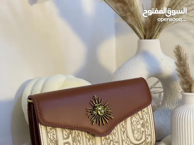 شنطة جميلة وفريدة من نوعها وتحمل شعار برونز اصلي