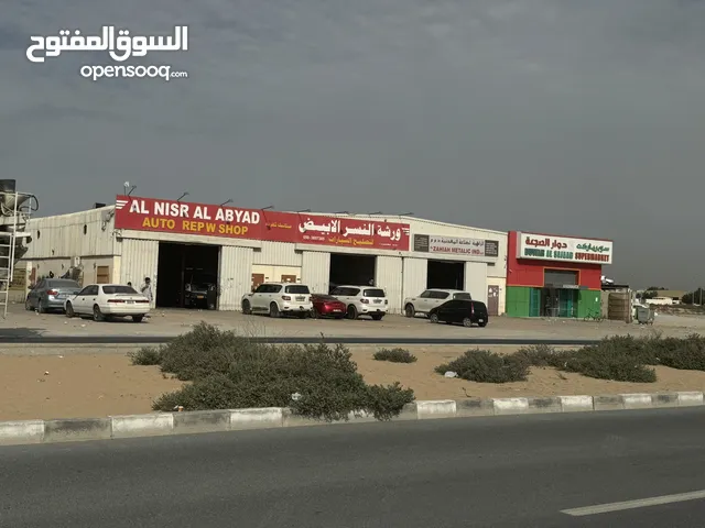 للبيع ارض تملك حر مقابل المزادات الصجعه اربع مستودعات وسكن عمال 32 غرفه 31،677 قدم دخل 600،000