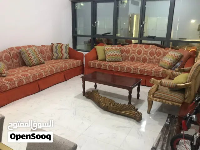 طقم كنب كبير مع 8 مخدات و اتنين كرسي كبير
