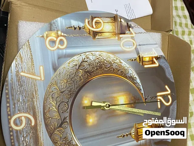 ساعات جديده الطول 30سنتمتر والعرض 30سنتمتر  مصنوعه من  الخشب خفيفه
