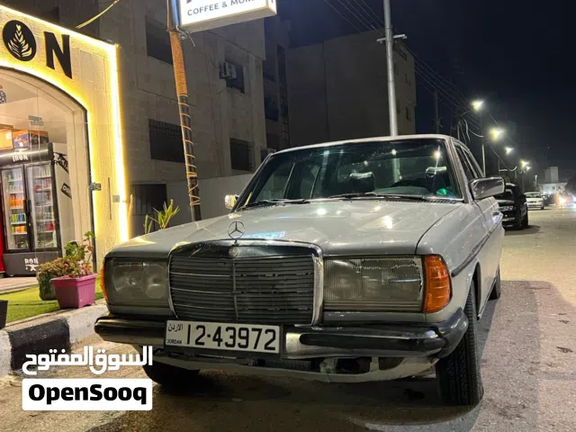 1983 مرسيدس بنز الفئة-E E 200