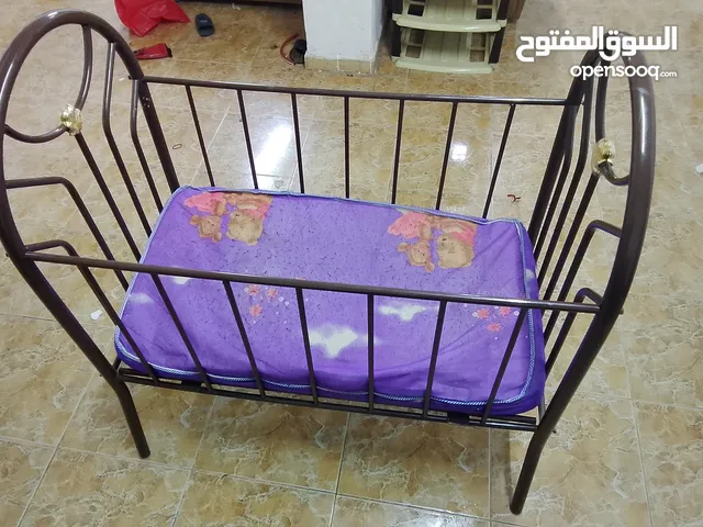 تخت اطفال شبه جديد استعمال بسكديك بسعر مغري جدا