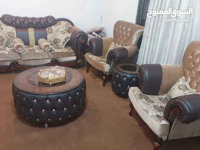 غرفة ضيوف كاملة مع طاولاتها والموكيت والبرداي بسعر مغري 350د ..المكان ام نوارة