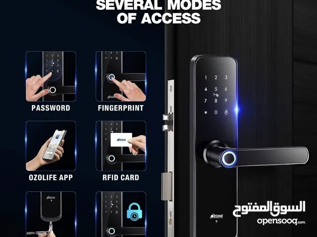 فني مختص في تركيب قفل ذكي للباب مع البرمجة