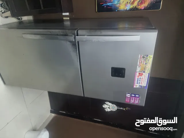 تلاجه دايوو للبيع مستعمله لمدة سنتين كبيرة من الداخل تكفي اسرة 4 أفراد