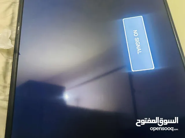 شاشة وانسا مقاس 55 مع طاولة وحامل متحرك مستعملة استعمال كالجديدة