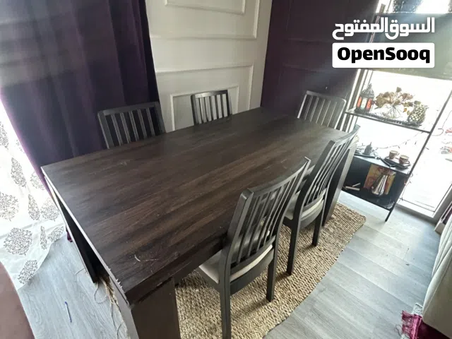 طاولة مع 5 كراسي شبه جديد للبيع العاجل