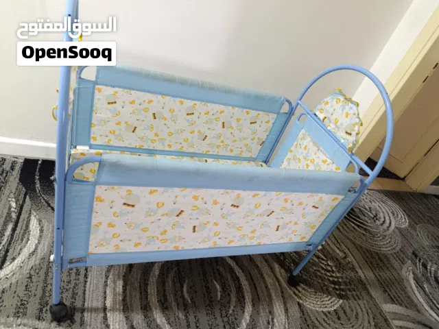 تخت بيبي بلون الازرق جيد بحاله جيده جدا