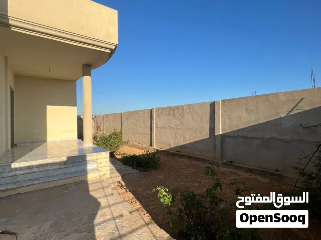 ربع هكتار عالقطران مباشرة وبه منزل للبيع بالساحل